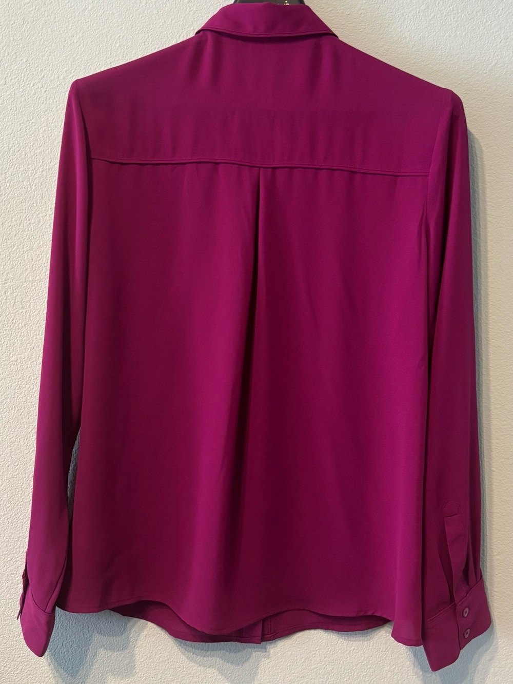 NWT Express Women’s Relaxed Portofino Magenta Button Up Blouse Shirt Size M - Picture 2 of 6